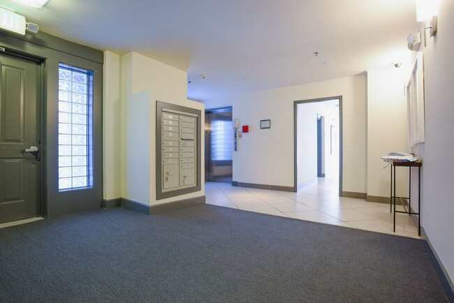 Building Photo - North Capital Hill owner offering move in special