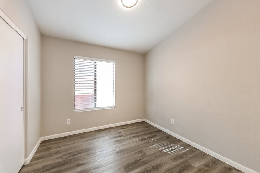 Building Photo - 2452 N 114th Ln