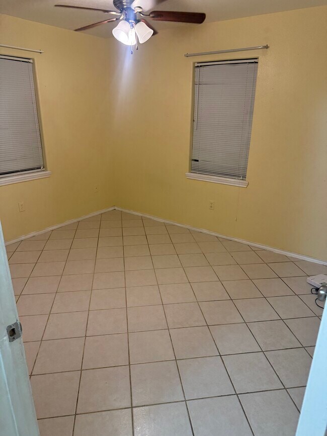 Building Photo - 25 Camino Bronce