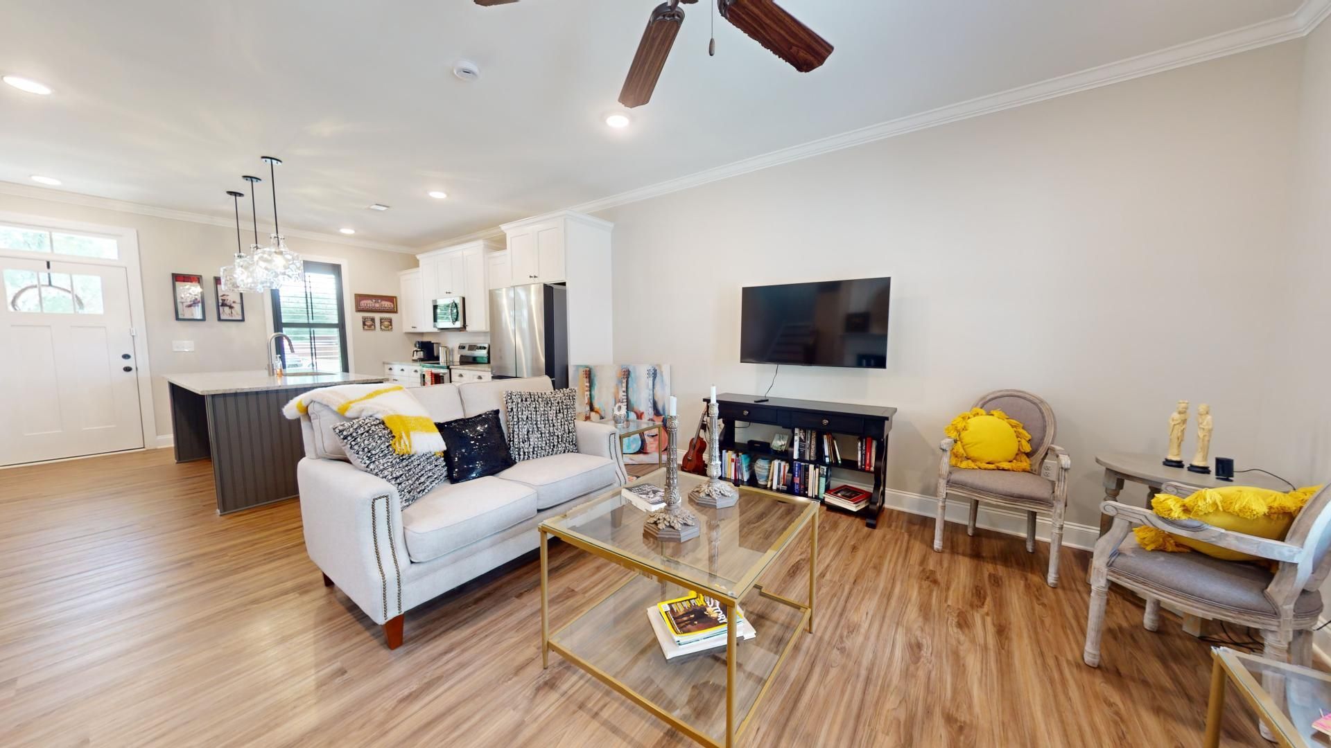 Building Photo - Like New Colonial Style Townhome close to Downtown Opelika