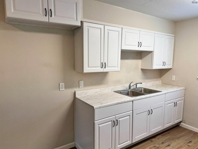 Building Photo - 2813 Roanoke Dr