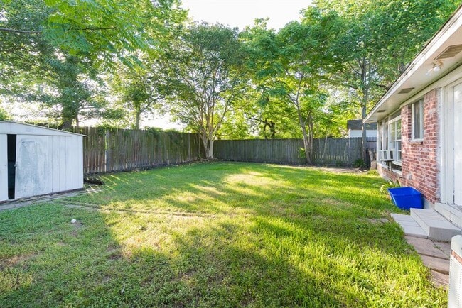 Building Photo - 5812 Community Dr