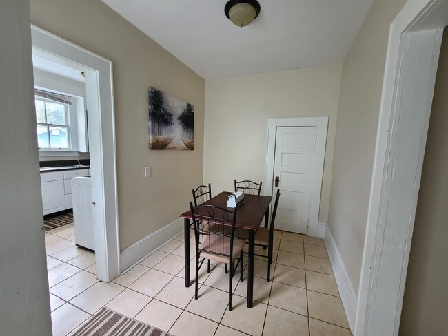 Building Photo - 1103 N Elm St