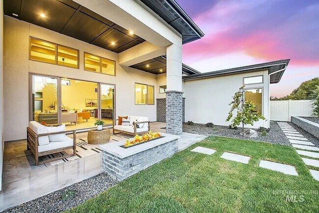 Building Photo - Custome build in Movado Estates