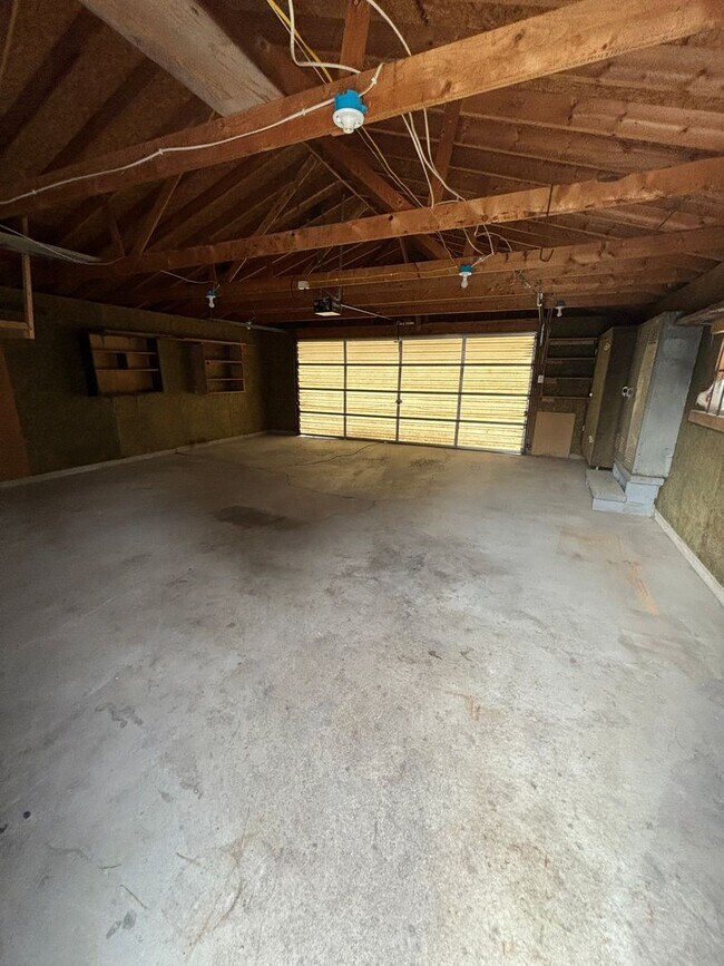 Building Photo - 2 Bedroom 2 Bathroom Single Family Home