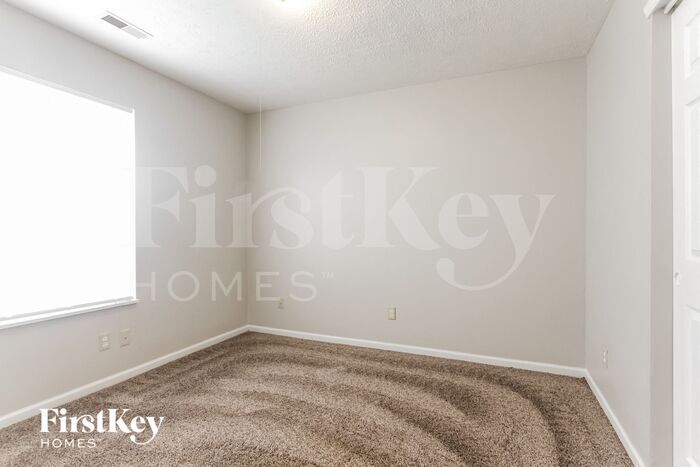 Building Photo - 2215 Rolling Oak Dr
