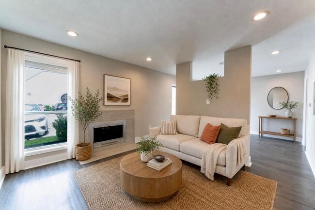 Building Photo - 935 La Posada Dr