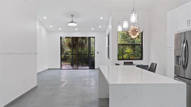 Building Photo - 15533 N Miami Lakeway