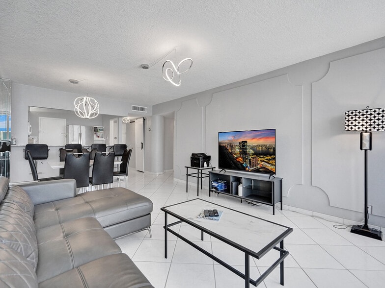 Building Photo - 3725 S Ocean Dr