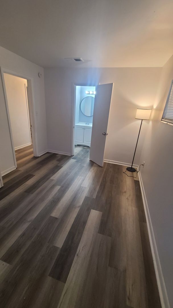 Building Photo - Fully Renovated 3/1 with huge fenced-in ba...