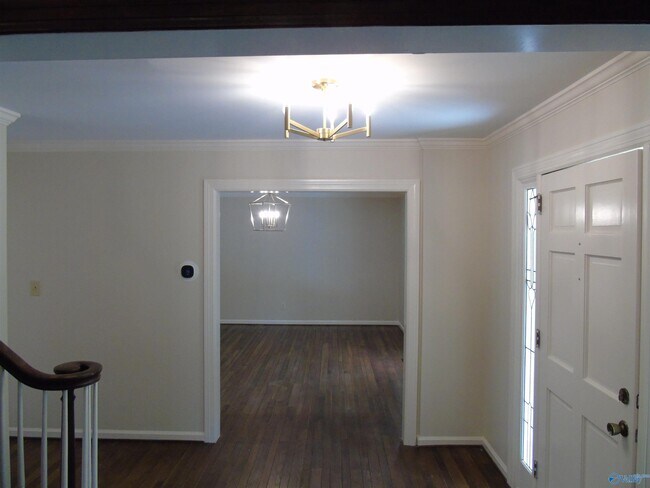 Building Photo - 3317 Lookout Dr SE