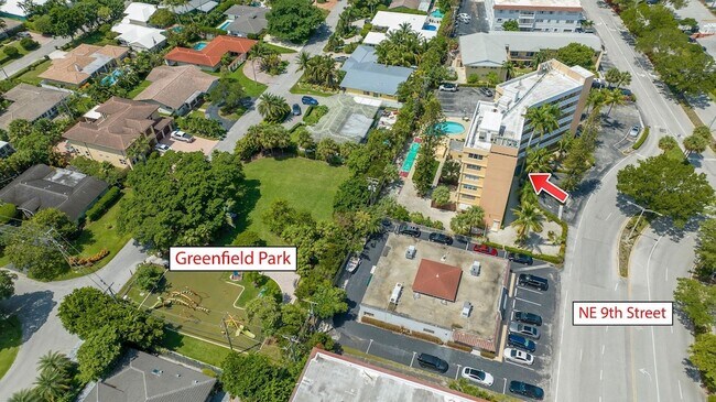 Building Photo - 2400 NE 9th St