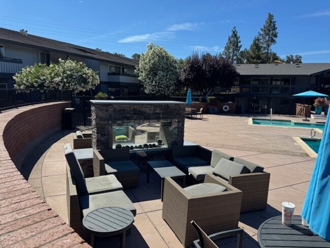 Building Photo - Wonderful 2 bedroom/2 bath lower level con...