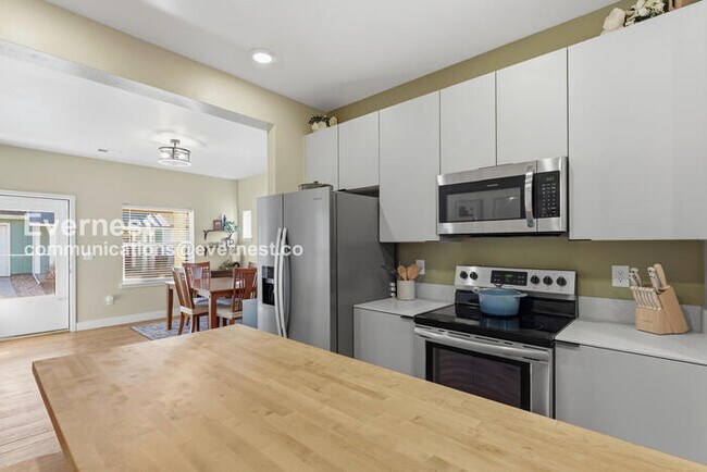 Building Photo - 4 Bed/3 Bath Townhome with Fenced Yard & Garage / Available Now!