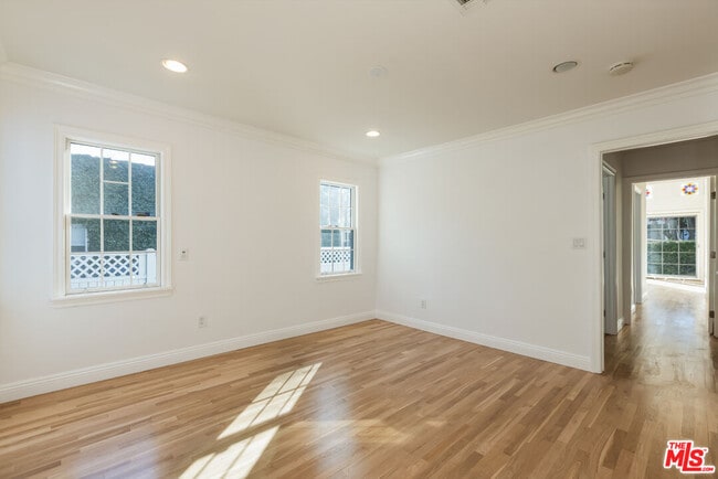 Building Photo - 1557 N Stanley Ave