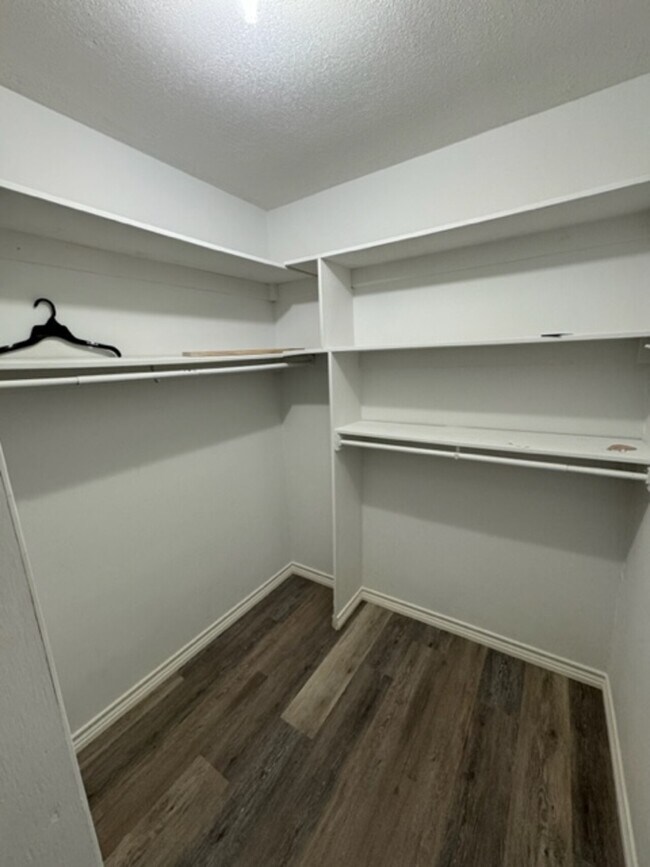 Building Photo - 565 Myrtle Springs