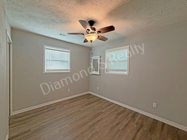 Building Photo - Spacious, Clean 3 Bedroom Home + Bonus Room Available!