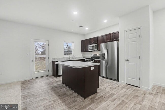 Building Photo - 7867 Oakbrook Dr