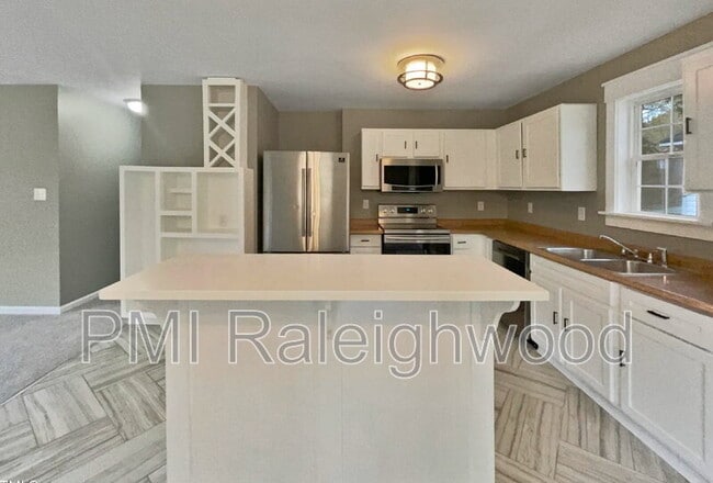 Building Photo - 414 Longfellow St