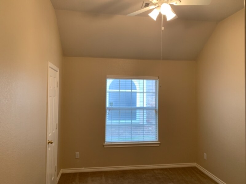 Building Photo - 903 Redbud Dr