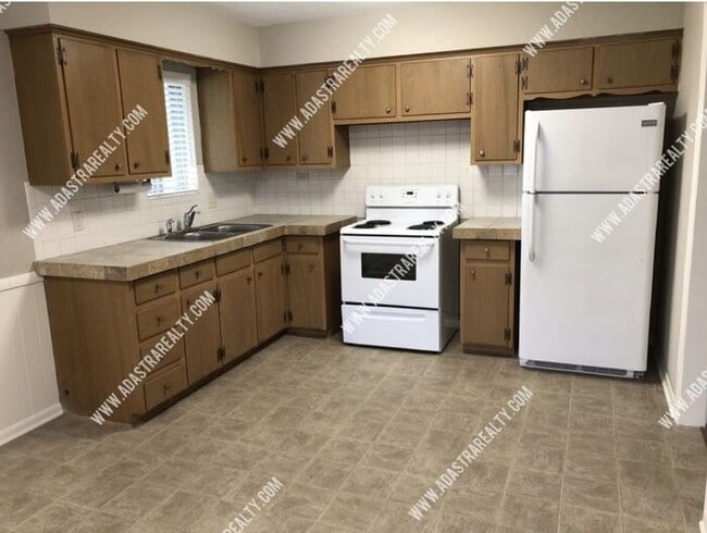 Building Photo - Beautiful Spacious Duplex in Paola-Available in MAY!!!