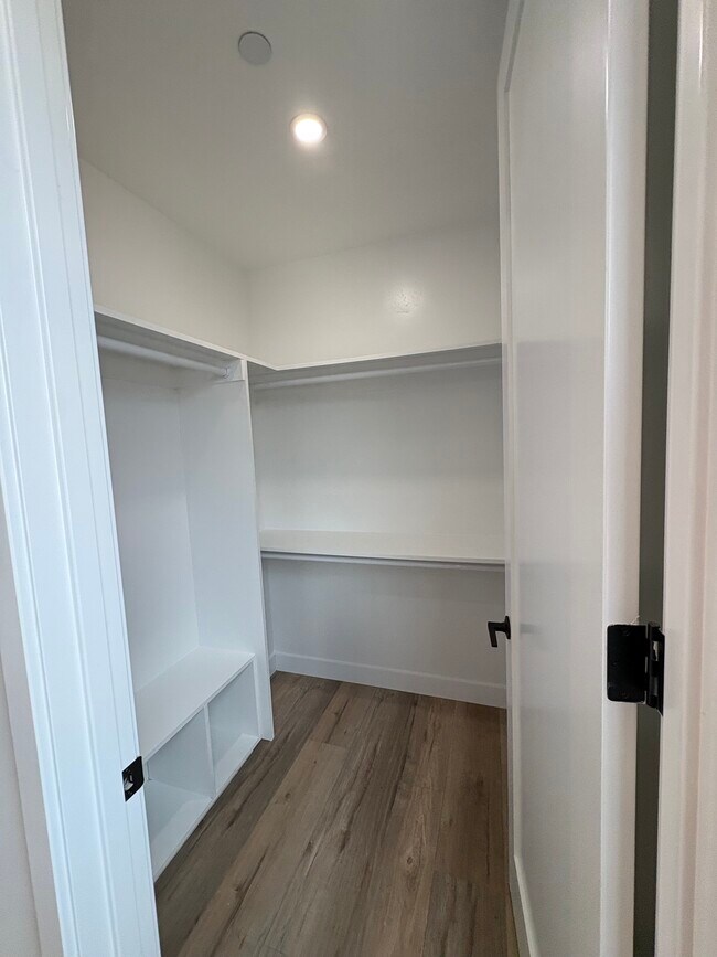 Building Photo - 260 Donax Ave