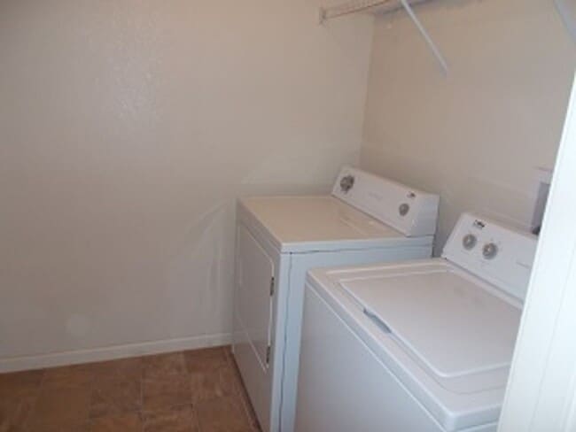 Building Photo - Cozy 2 Bedroom,  2 Bathroom Duplex!