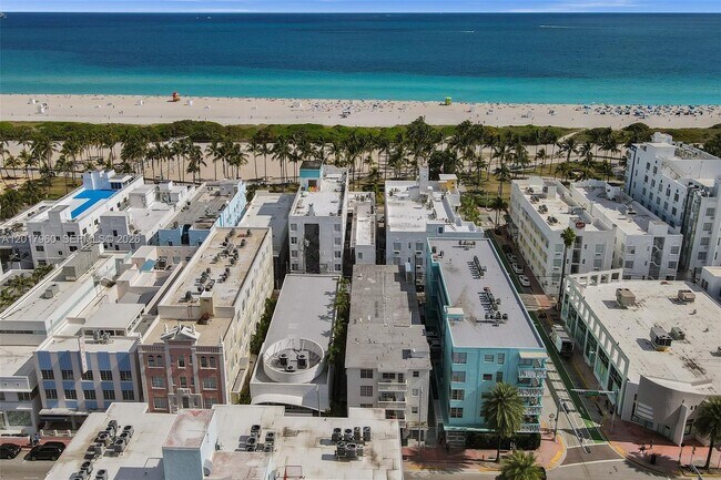 Building Photo - 713 Collins Ave