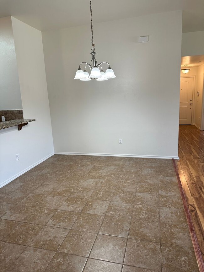 Building Photo - 4 bd/2 ba - Wood Look Floors - Open Plan