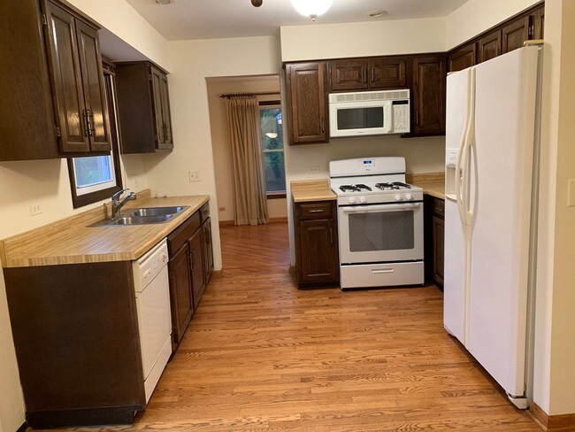 Primary Photo - 62 E Fox Hill Dr