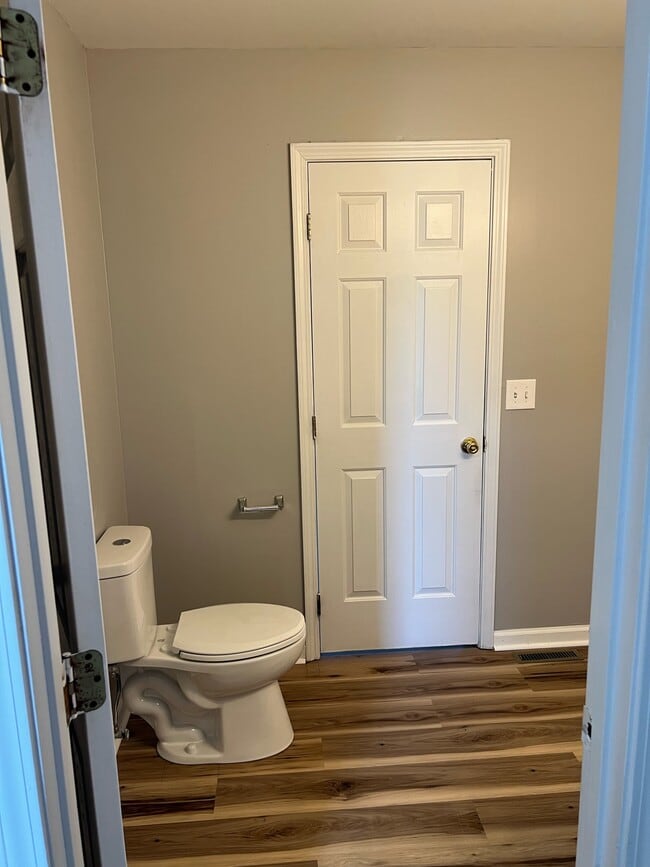 Building Photo - 100 Yorkshire Dr