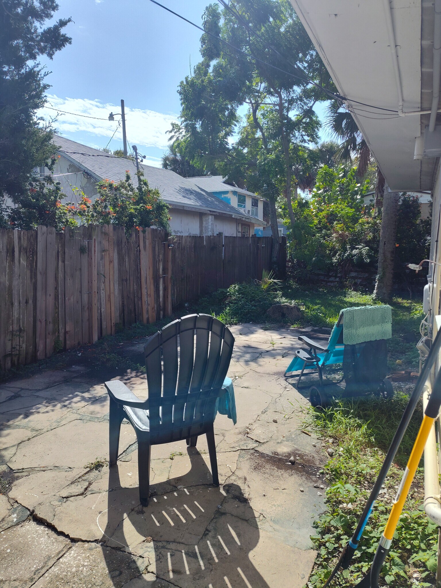 Building Photo - 318 N Oleander Ave