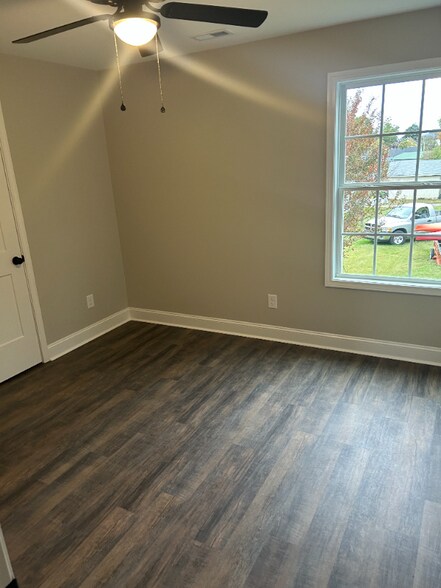 Building Photo - 209 Colonial St