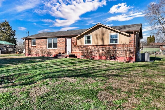 Building Photo - 215 Aster Dr