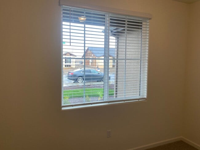 Building Photo - Newer 3 Bedroom 2 Bathroom Home in Tulare!