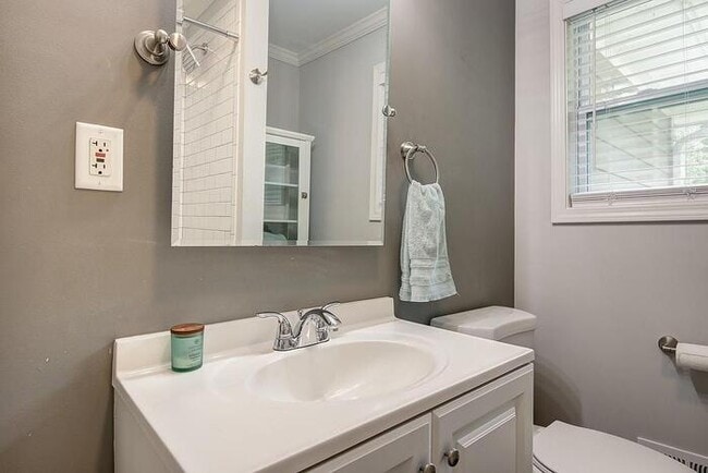 Building Photo - House 3 bed, 2 bath