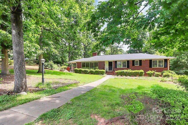 Building Photo - 207 Oak Dr