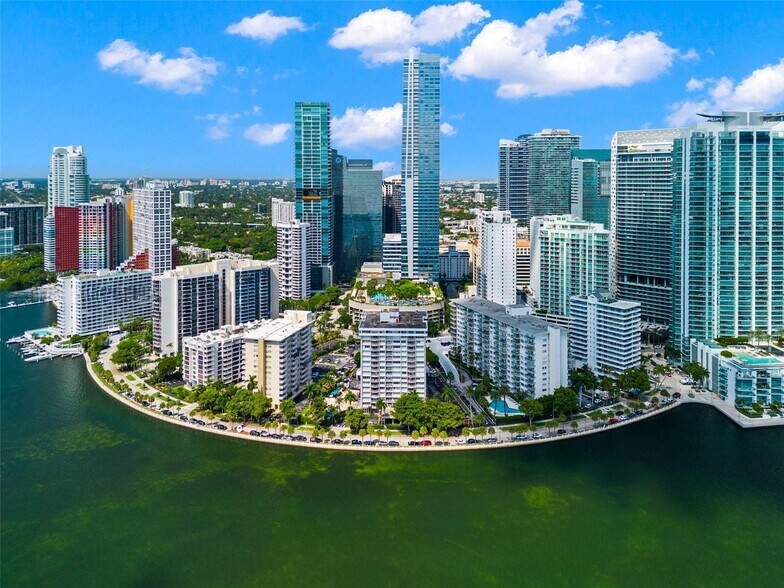 Building Photo - 1420 Brickell Bay Dr