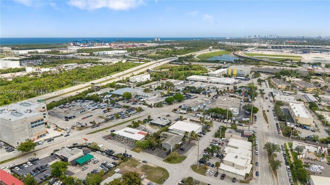 Building Photo - 400 SE 31st St