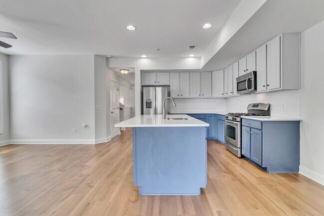 Building Photo - Spacious End Unit with Garage in Gated Com...