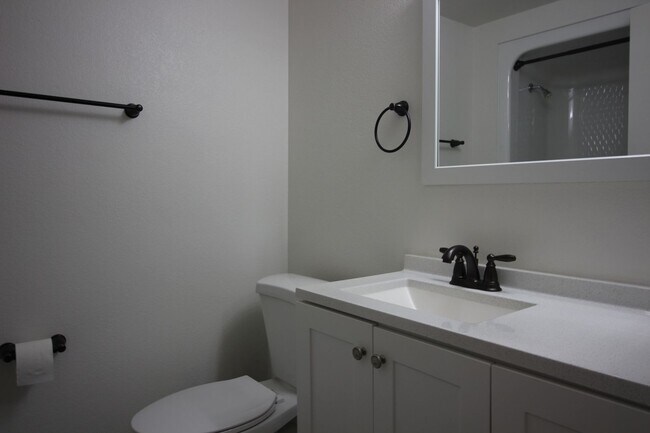 Building Photo - 2 Bedroom Condo For Rent