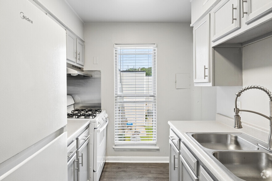 1BR, 1BA - 850SF - Kitchen - Stone Ridge Apartments
