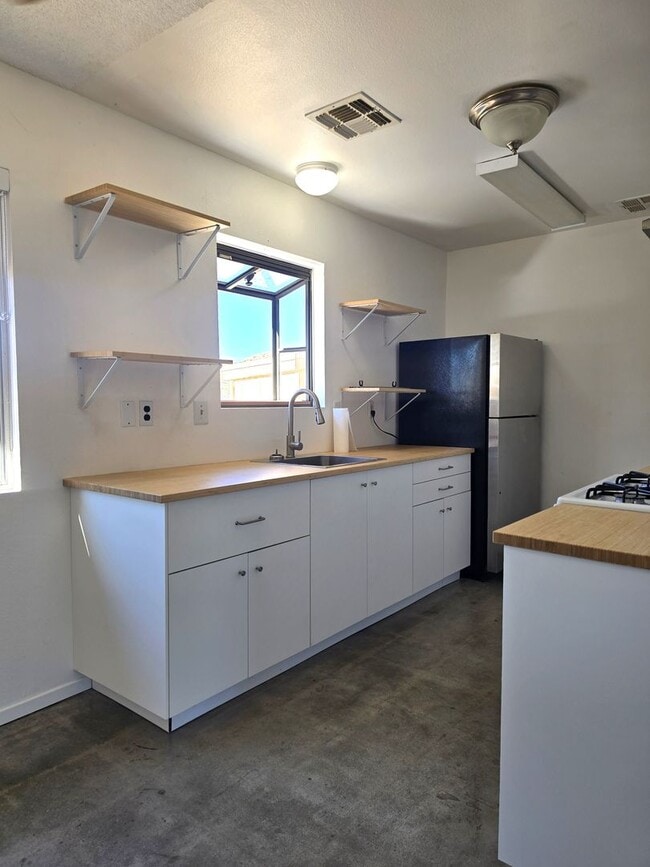 Building Photo - Remodeled Two Bedroom in Morongo Valley