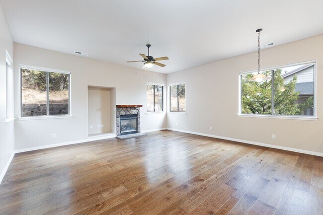 Building Photo - 4 Bedroom, 2 Bathroom Home in Timber Ridge