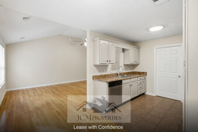 Building Photo - 700 Cottonwood Dr