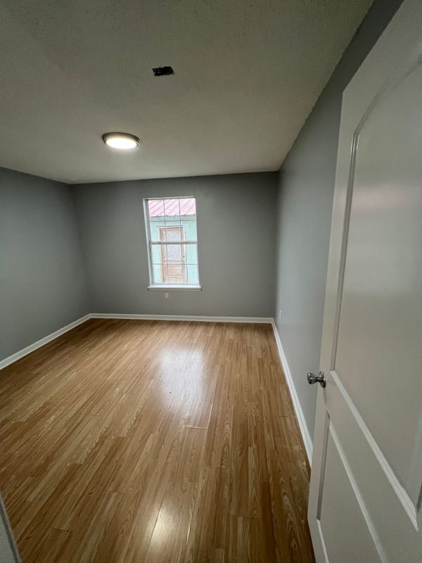 Building Photo - 8812 Apple St