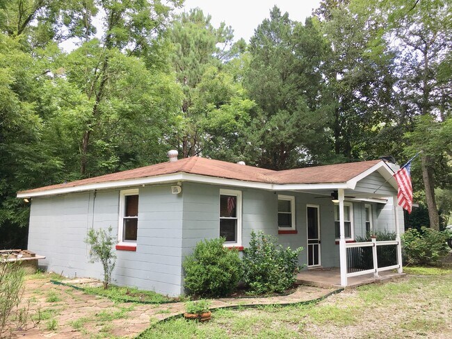 Building Photo - 3 Bedroom 2 Bath House in Summerville