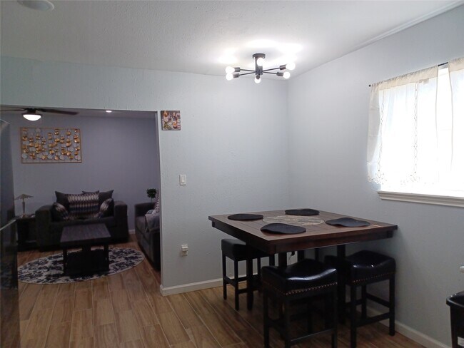 Building Photo - 5815 Schevers St