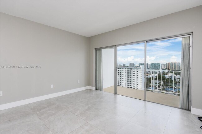 Building Photo - 500 Bayview Dr