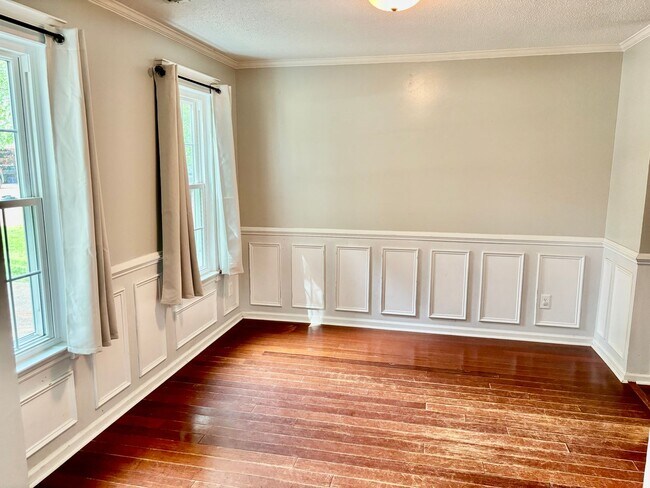 Building Photo - 4 bedroom/ 2.5 bathroom- Village Square of Williamsburg